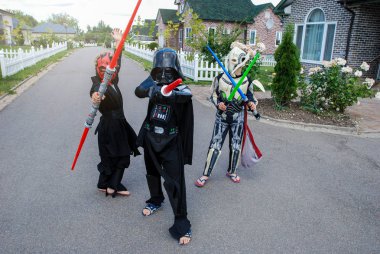 Kiev/Ukrayna - 15 Ağustos 2018: kılıç ve oyun Star Wars film karakterlerinden kılığında Cosplayers çocuklar. Cadılar Bayramı kostümleri, cosplay kavramı