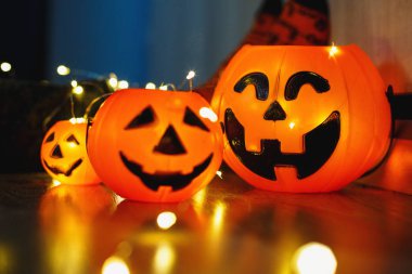 şık sıcak parlak renkli çizgili komik çorap garland ışıklarda kattaki odasında kabak ile bacaklarda çocuklar. Cadılar Bayramı, rahat an için dekor. rahat sonbahar gün. Mutlu Cadılar Bayramı kutlama kavramı 