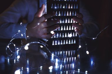 Çocuklar Noel Fener ışıkları bokeh arka plan üzerinde elinde tutar. Yeni yıl kutlama kavramı, şenlikli ruh hali