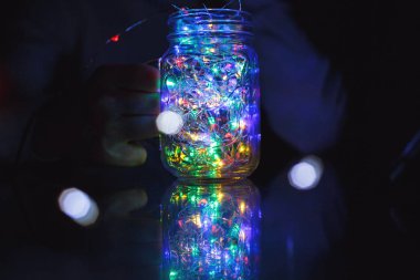 Çocuklar Noel Fener ışıkları bokeh arka plan üzerinde elinde tutar. Yeni yıl kutlama kavramı, şenlikli ruh hali