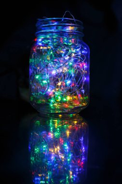 Çocuklar Noel Fener ışıkları bokeh arka plan üzerinde elinde tutar. Yeni yıl kutlama kavramı, şenlikli ruh hali