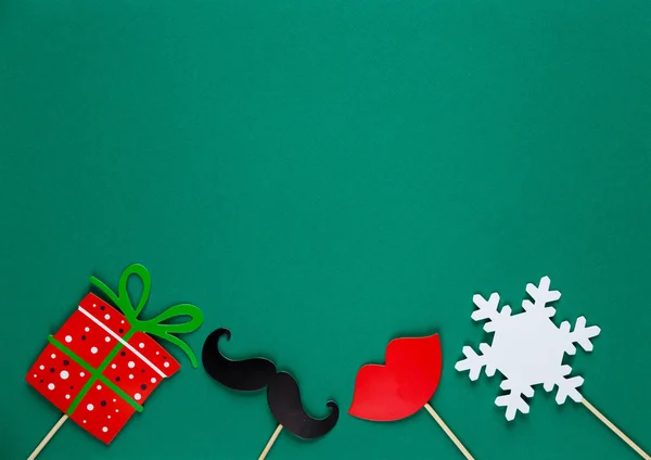 Photo Booth Kleurrijke Props Voor Kerstfeest Sneeuwvlok Geschenk Rode Lippen — Stockfoto