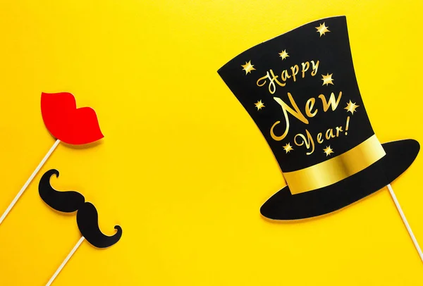 Renkli sarı arka plan, mutlu yeni yıl partisi kutlama ve tatil kavramı şirin yeni yıl ve Noel partisi sahne aksesuarları