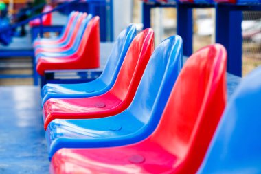 Tribün taraftarların Stadı nda. Boş mavi ve kırmızı plastik renkli stadyum koltukları. Soyut ve spor kavram 