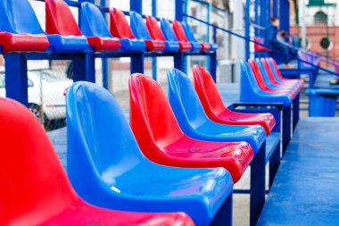 Tribün taraftarların Stadı nda. Boş mavi ve kırmızı plastik renkli stadyum koltukları. Soyut ve spor kavram 