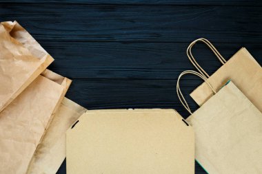 Düz kağıt atıkların geri dönüşüm için hazır yatıyordu. Ekoloji bakım ve sosyal sorumluluk kavramı