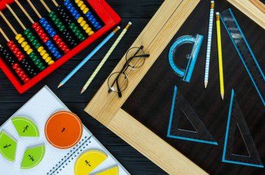 ahşap arka plan veya tablo üzerinde renkli matematik kesirler. çocuklar için ilginç matematik. Eğitim, okul kavramı. Geometri ve matematik malzemeleri.