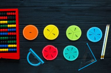 ahşap arka plan veya tablo üzerinde renkli matematik kesirler. çocuklar için ilginç matematik. Eğitim, okul kavramı. Geometri ve matematik malzemeleri.