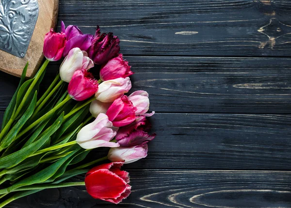 Kleurrijke Prachtige Tulpen Hart Decor Grijze Houten Tafel Valentines Voorjaar — Stockfoto