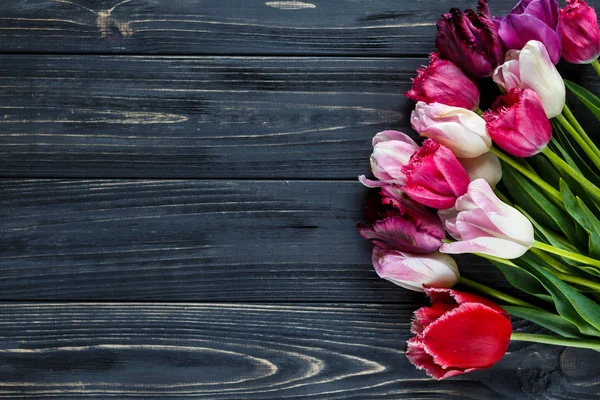 Kleurrijke Prachtige Tulpen Grijze Houten Tafel Valentines Voorjaar Achtergrond Floral — Stockfoto
