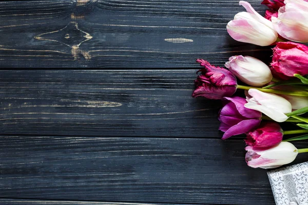 Kleurrijke Tulpen Witte Vak Grijze Houten Tafel Valentines Voorjaar Achtergrond — Stockfoto