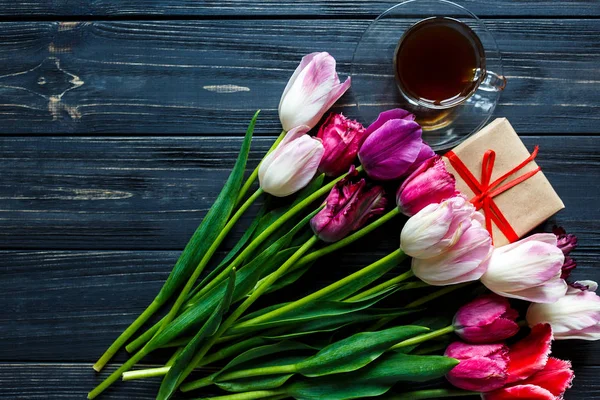 Kleurrijke Tulpen Doos Met Rood Lint Kopje Koffie Grijze Houten — Stockfoto