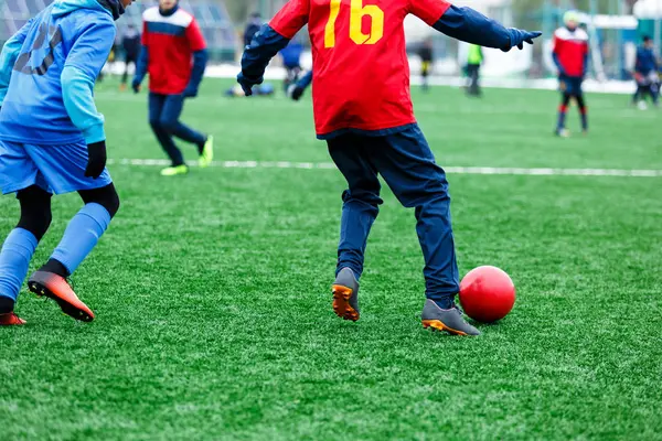 実行している つの若い選手 ドリブル ボールを奪い合います ジュニア サッカーの試合の競争 冬の活動 サッカー ゲーム 訓練の概念 — ストック写真