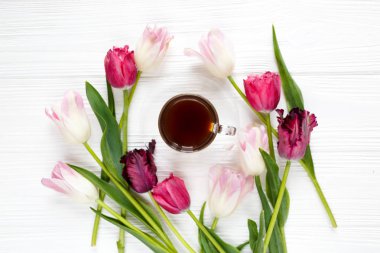 renkli güzel laleler, kahve ya da çay beyaz tahta masada. Sevgililer, bahar arka plan. çiçek boşaltmak ile sahte. mutlu anneler günü, romantik natürmort, taze çiçekler