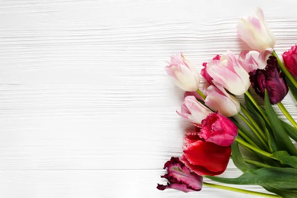 Kleurrijke Prachtige Tulpen Witte Houten Tafel Valentines Voorjaar Achtergrond Floral — Stockfoto