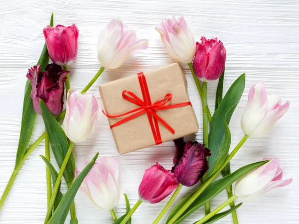 Kleurrijke Prachtige Tulpen Doos Van Gift Witte Houten Tafel Valentines — Stockfoto