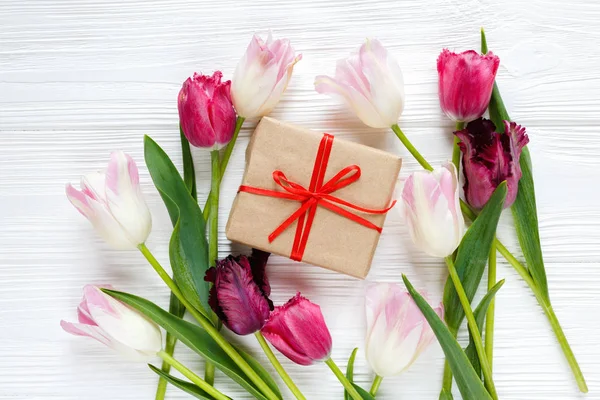 Kleurrijke Prachtige Tulpen Doos Van Gift Witte Houten Tafel Valentines — Stockfoto