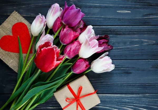 Kleurrijke Prachtige Tulpen Doos Van Gift Donkere Houten Tafel Valentines — Stockfoto