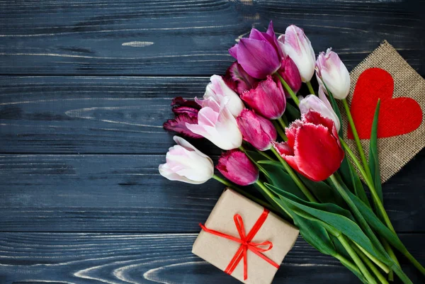 Kleurrijke Prachtige Tulpen Doos Van Gift Donkere Houten Tafel Valentines — Stockfoto