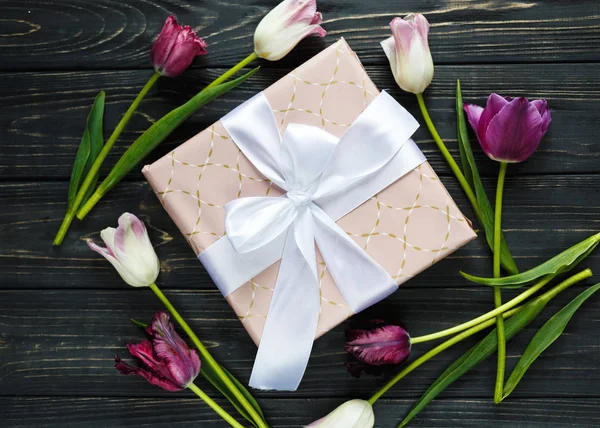 Kleurrijke Prachtige Tulpen Doos Van Gift Donkere Houten Tafel Valentines — Stockfoto