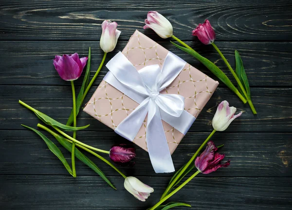 Kleurrijke Prachtige Tulpen Doos Van Gift Donkere Houten Tafel Valentines — Stockfoto