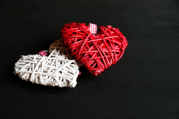 Dvě Srdce Červené Bílé Černém Dřevěný Stůl Valentýna Jaro Pozadí — Stock fotografie