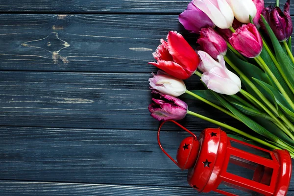 Kleurrijke Mooie Roze Violet Tulpen Rode Lantaarn Grijze Houten Tafel — Stockfoto