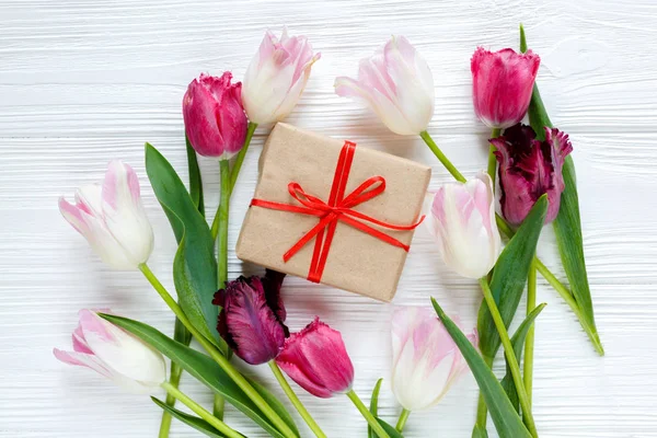 Kleurrijke Prachtige Tulpen Doos Van Gift Witte Houten Tafel Valentines — Stockfoto