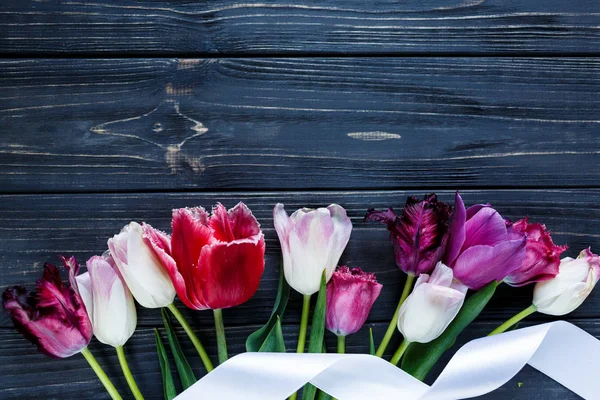 Kleurrijke Mooie Roze Violet Tulpen Grijze Houten Tafel Valentines Voorjaar — Stockfoto