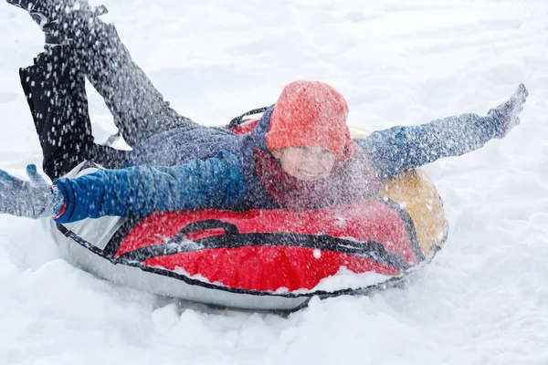 Bello Teen Ridendo Mostrando Eccitazione Mentre Scivola Discesa Tubi Neve — Foto Stock