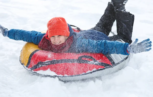 Bello Teen Ridendo Mostrando Eccitazione Mentre Scivola Discesa Tubi Neve — Foto Stock