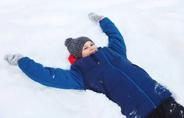 Carino Ragazzo Giacca Blu Gioca Con Neve Diverte Sorride Teenager — Foto Stock