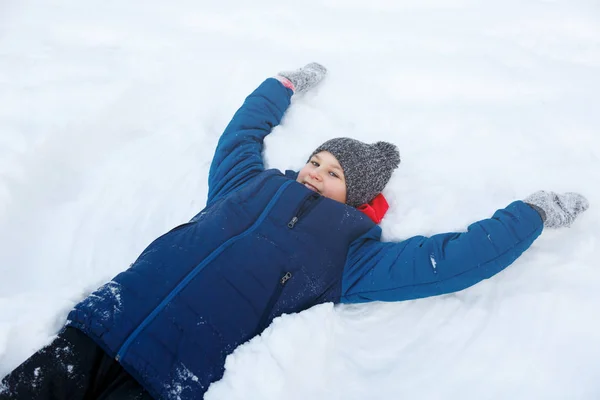 Lindo Joven Chaqueta Azul Juega Con Nieve Divierte Sonríe Adolescente — Foto de Stock