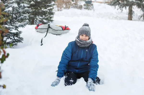 Carino Ragazzo Giacca Blu Cappello Arancione Gioca Con Neve Diverte — Foto Stock