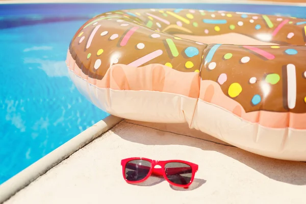 Комплект Аксессуаров Летнего Отдыха Плавающее Кольцо Виде Пончика Красные Солнцезащитные — стоковое фото