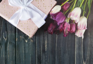 renkli güzel pembe mor laleler ve hediye kutusu gri ahşap masa üzerinde. Sevgililer, bahar arka plan. çiçek kadar sahte. boşaltmak ile. mutlu anneler günü, romantik natürmort, taze çiçekler