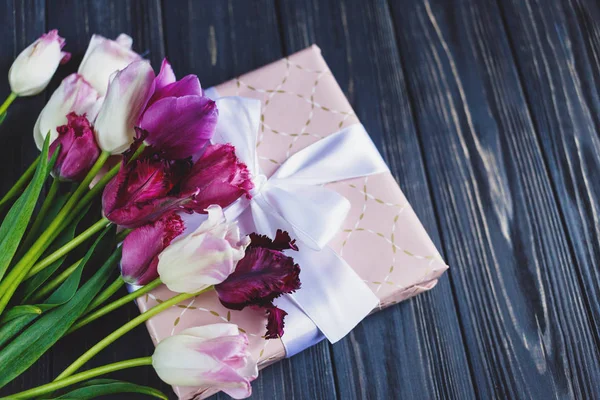 Kleurrijke Mooie Roze Violet Tulpen Doos Van Gift Grijze Houten — Stockfoto