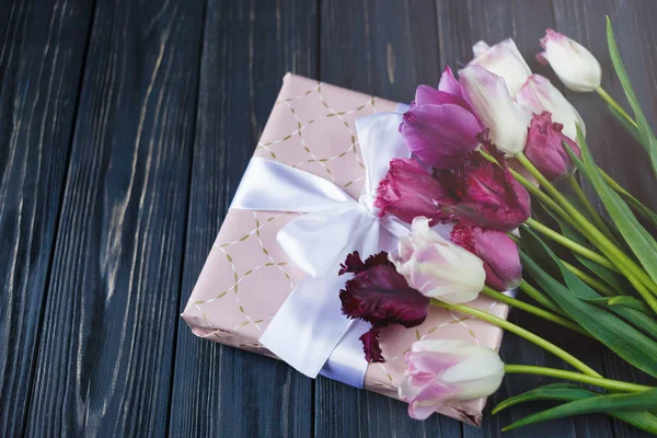 Kleurrijke Mooie Roze Violet Tulpen Doos Van Gift Grijze Houten — Stockfoto