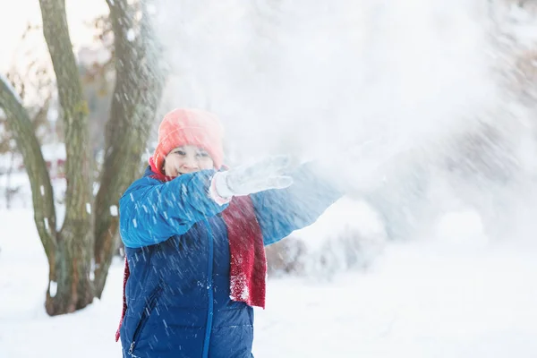 Милий Молодий Хлопчик Капелюсі Синій Піджак Тримається Грає Снігом Розважається — стокове фото