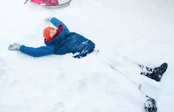 Carino Ragazzo Cappello Giacca Blu Tiene Gioca Con Neve Diverte — Foto Stock