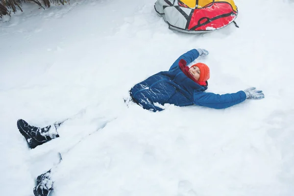 可爱的小男孩戴着蓝色夹克抱着和雪玩 玩得开心 在冬天的公园里堆雪人 积极的生活方式 冬季活动 户外冬季运动 — 图库照片