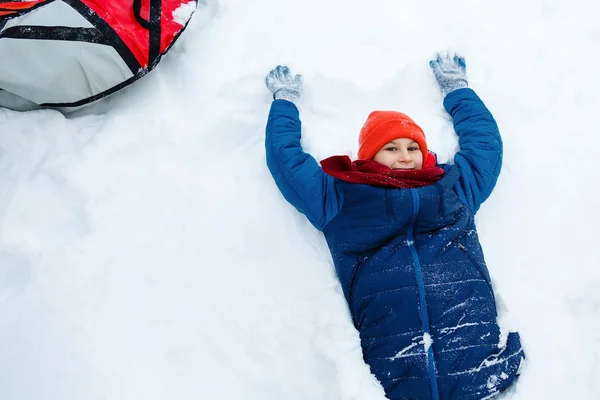 Lindo Niño Sombrero Chaqueta Azul Sostiene Juega Con Nieve Divierte — Foto de Stock