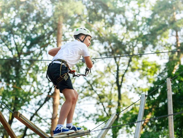 Dziecko Lesie Adventure Park Dziecko Biały Kask Biały Shirt Wspina — Zdjęcie stockowe