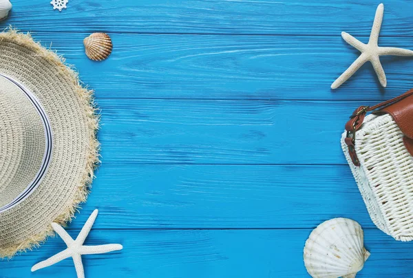 Bolsa Ratán Blanco Sombrero Paja Sobre Fondo Azul Bolsa Moda — Foto de Stock