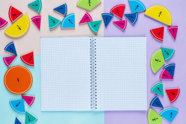 parlak arka plan üzerinde renkli matematik kesirler. çocuklar için ilginç matematik. Eğitim, okul kavramı. Geometri ve matematik malzemeleri.