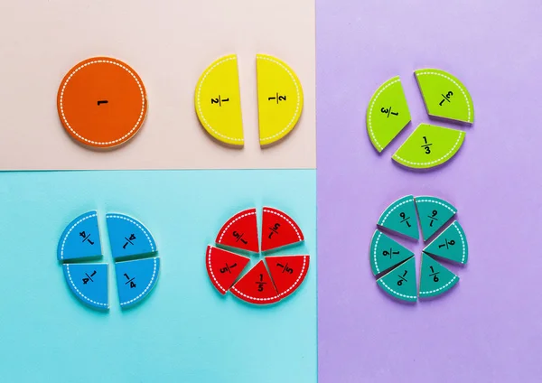 Parlak Arka Plan Üzerinde Renkli Matematik Kesirler Çocuklar Için Ilginç — Stok fotoğraf
