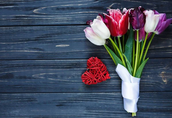 Kleurrijke Mooie Roze Violet Tulpen Rood Hart Grijze Houten Tafel — Stockfoto