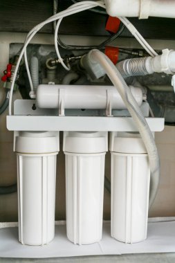  Ters ozmoz su arıtma sistemi evde. Mutfak altında su arıtma filtreleri yüklemesini lavabo dolapta. Temiz su kavramı