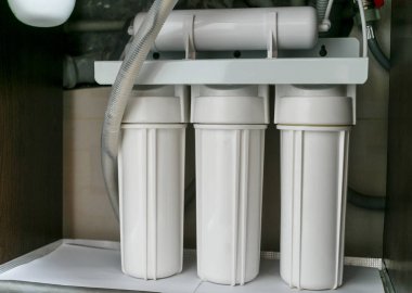  Ters ozmoz su arıtma sistemi evde. Mutfak altında su arıtma filtreleri yüklemesini lavabo dolapta. Temiz su kavramı