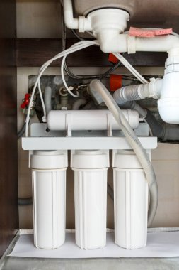  Ters ozmoz su arıtma sistemi evde. Mutfak altında su arıtma filtreleri yüklemesini lavabo dolapta. Temiz su kavramı